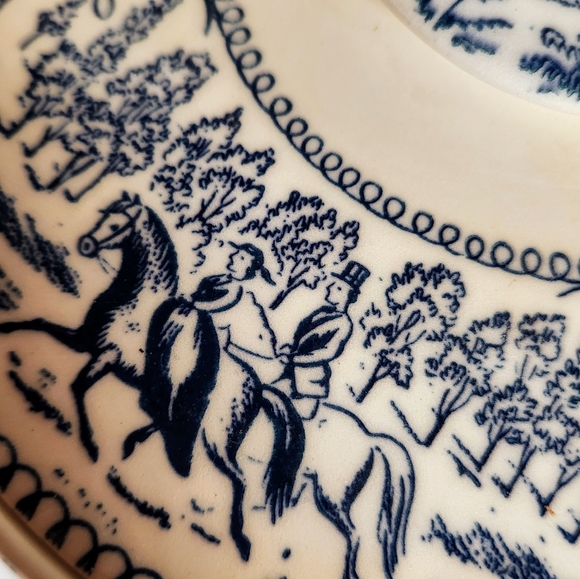 Vintage Royal Blue Currier and Ives 1.25 Qt Round Covered Handled Casserole USA - Picture 4 of 11